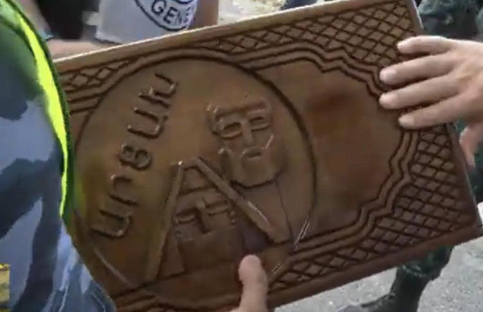 Ադրբեջանցիները Լաչինի միջանցքում ՀՀ եկող արցախցուց առգրավել են «Արցախ» գրությամբ թանկարժեք նարդին