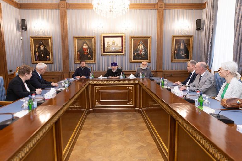 Զրույցի ընթացքում Հայոց Հայրապետն իր մտահոգությունն արտահայտեց նաև Հայաստանի առջև ծառացած անվտանգային մարտահրավերների, Արցախի հայկական հոգևոր-մշակութային ժառանգության ոչնչացման ու յուրացման փաստերի և Ադրբեջանում մինչ օրս պահվող հայ գերիների առնչությամբ՝ կարևոր նկատելով միջազգային հանրության կողմից հետևողական ջանքերի գործադրումը Ադրբեջանի ագրեսիվ քաղաքականության կանխման և տարածաշրջանում խաղաղության վերահաստատման հարցում։