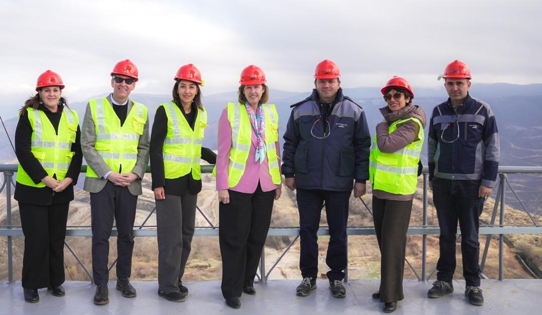Այցի ընթացքում դեսպան Քվինը նաև զրուցել է համայնքային առաջնորդների, բնակիչների հետ՝ վերահաստատելով ԱՄՆ աջակցությունը Հայաստանի տարածքային ամբողջականության ու Հայաստանի և Ադրբեջանի միջև խաղաղության հաստատմանը»,-ասված է հաղորդագրության մեջ։