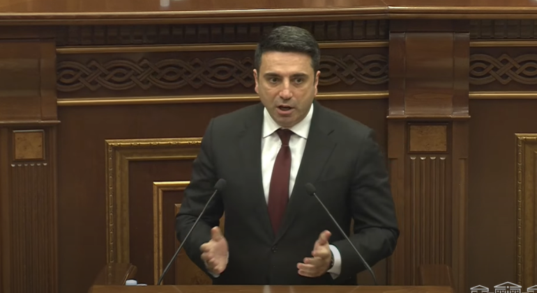 «Պայամանագրի մեջ չկա որևիցե կետ, որը միակողմանի է, բոլոր կետերը հավասարապես վերաբերում թե՛ Ադրբեջանին և թե Հայաստանի Հանրապետությանը»,- շեշտեց Սիմոնյանը: