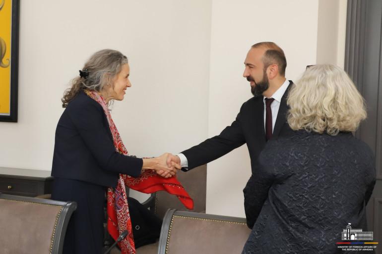 Արարատ Միրզոյանը և Մագդալենա Գրոնոն քննարկել են նաև հումանիտար բնույթի հարցեր, այդ թվում՝ անհայտ կորած աձանց ճակատագրերի և հայ ռազմագերիների ու պահվող քաղաքացիական անձանց վերադարձի հարցի հասցեագրումը: