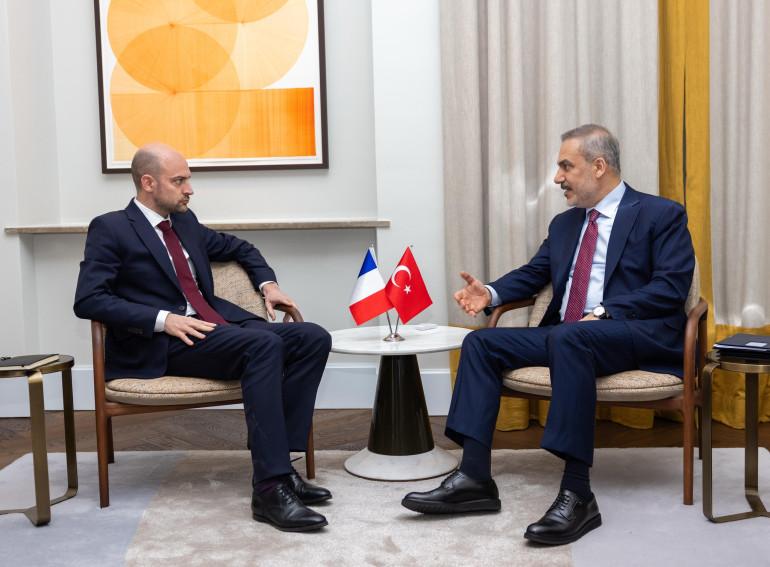 Ֆրանսիայի և Թուրքիայի ԱԳ նախարարներ Ժան Նոել Բարրոն և Հաքան Ֆիդանը Փարիզում հանդիպման շրջանակում քննարկել են հայ-ադրբեջանական կարգավորումը, հայտնում է Ֆրանսիայի ԱԳՆ-ն:  «Նախարարներն ընդգծել են, որ Հայաստան-Ադրբեջան հարաբերությունների կարգավորումը՝ 2 պետությունների տարածքային ամբողջականության և ինքնիշխանության նկատմամբ պատշաճ հարգանքով, պետք է Հարավային Կովկասին հնարավորություն տա դառնալ խաղաղության, ինտեգրման և համագործակցության տարածք», - ասված է հաղորդագրությունում։