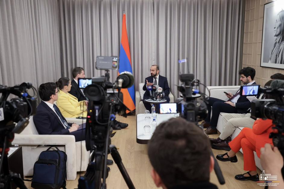 Ադրբեջանի Անկախության հռչակագրում նրանք հայտարարում են, որ ներկայիս Ադրբեջանի Հանրապետությունն առաջին Ադրբեջանական (Դեմոկրատական) Հանրապետության իրավահաջորդն է, ոչ թե Խորհրդայինի: Եվ առաջին Ադրբեջանական Հանրապետությունը, որը գոյություն է ունեցել մինչև Խորհրդային Միությունը, հայտարարել է իր ինքնիշխանությունը շատ ավելի մեծ տարածքների նկատմամբ, քան այսօրվա Ադրբեջանն է: Այն ներառում է այսօրվա Հայաստանի ինքնիշխան տարածքների ավելի քան 60%-ը: Այսպիսով, մենք տեսնում ենք, մենք ունենք մեր սեփական մտահոգությունները:
