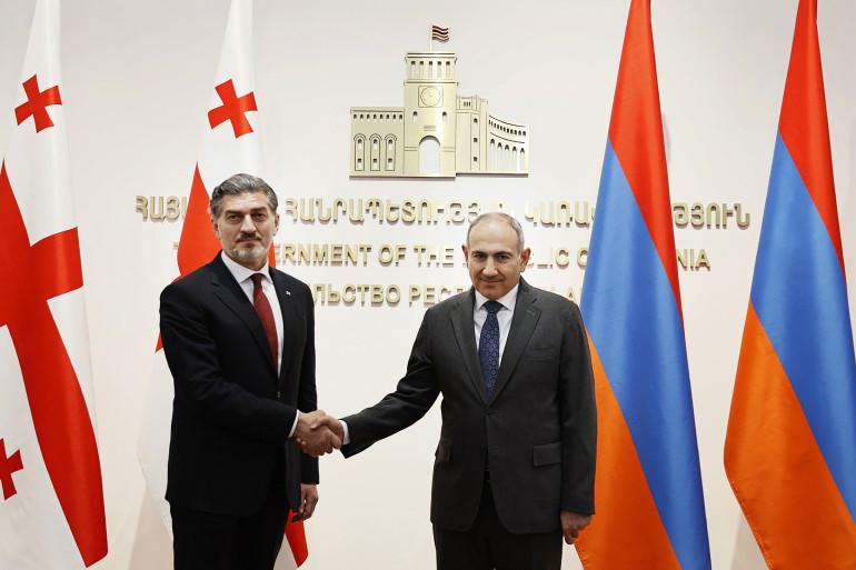 Զրուցակիցներն անդրադարձ են կատարել տարածաշրջանում տեղի ունեցող գործընթացներին: Երկուստեք ընդգծվել է Հայաստանի և Ադրբեջանի միջև խաղաղության համաձայնագրի ստորագրման կարևորությունը՝ ի նպաստ տարածաշրջանում երկարատև խաղաղության ապահովման:
