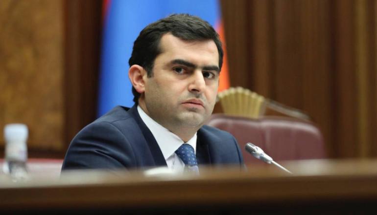 Հայաստանը հաստատում է, որ Ադրբեջանի հետ խաղաղության համաձայնագրի նախագիծը հավանության է արժանացել, եւ բանակցությունները հաջողությամբ ավարտվել են: Խաղաղության համաձայնագիրն այժմ պատրաստ է ստորագրման, եւ Հայաստանը պատրաստ է ավարտին հասցնել այդ պատմական քայլը:  Մենք հրավիրում ենք Ադրբեջանին միանալ մեզ՝ մեր երկու ժողովուրդների համար խաղաղ և բարգավաճ ապագայի ճանապարհին այս կարևոր քայլի իրականացման գործում:  Շնորհակալություն»,- նշել է ՀՀ ԱԺ նախագահի տեղակալը: