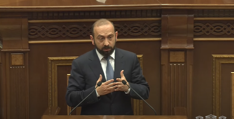  «Ակնհայտ չի՞, որ Լեռնային Ղարաբաղը մերժեց, օրինակ, մասնակցել Սոֆիայի հանդիպմանը, հիմա մեզնից ի՞նչ են ուզում, ձե՞ռ են առնում, ես չեմ հասկանում, այս հարցերի պատասխանը պետք է լրջորեն տրվի վերջը, թե՝ չէ: Ինչքան կարելի է իրենց եղած նույն թերթերի միջոցով, անընդհատ ասել՝ «Ղարաբաղը հանձնեցին, Ղարաբաղը հանձնեցին»: Հիմա գիտե՞ք ինչ են ասում՝ Ղարաբաղը Հայաստանի իշխանությունը լուծարեց, այսինքն՝ այդքան կա՞րճ է մարդկանց հիշողությունը, ո՞ւմ են հիմարի տեղ դնում»,- ասաց նա: