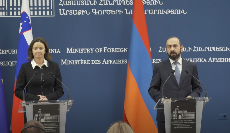 «Հույս ունենք, որ Հայաստանի խաղաղության օրակարգը կսկսի նաև շոշափելի պտուղներ տալ: Մասնավորապես՝ խոսել ենք Հայաստանի և Ադրբեջանի միջև խաղաղության համաձայնագրից: Ինչպես և նախկինում, մենք պատրաստ ենք օր առաջ սկսել խորհրդակցություններն Ադրբեջանի հետ՝ որոշելու համաձայնագրի ստորագրման տեղը և ամսաթիվը»,- հայտարարեց նախարարը: