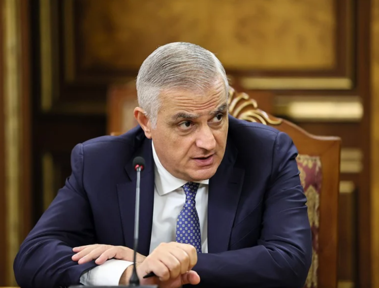 Հայաստանն ու Ադրբեջանը շարունակում են կարծիքներ ու առաջարկներ փոխանակել սահմանազատման աշխատանքների հաջորդ փուլերի վերաբերյալ։    «Արմենպրես»-ի հարցին ի պատասխան՝ այս մասին հայտնել է ՀՀ փոխվարչապետ, Հայաստանի և Ադրբեջանի միջև սահմանազատման հարցերով հանձնաժողովի նախագահ Մհեր Գրիգորյանը։   -Ի՞նչ փուլում են գտնվում սահմանազատման աշխատանքները: Արդյոք կա՞ պայմանավորվածություն Հանձնաժողովների հաջորդ հանդիպման ամսաթվի վերաբերյալ:  -Հանձնաժողովների հաջորդ հանդիպման ամսաթվի վերաբերյալ կոնկրետ պայմանավորվածություն դեռ