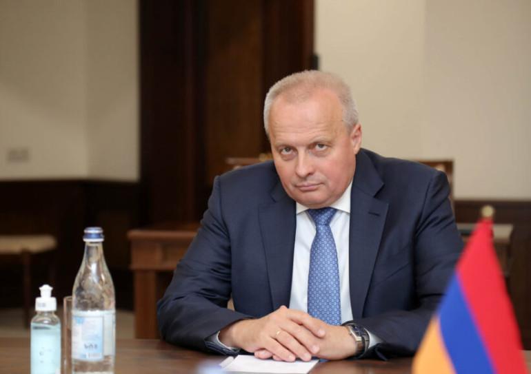 «Ուկրաինայի օրինակը հստակ ցույց է տալիս՝ ինչ կարող է տեղի ունենալ երկրի հետ, որը ճակատագրի բերմամբ հայտնվելով Ռուսաստան-Արևմուտք աշխարհաքաղաքական դիմակայության սահմանին, կդադարի հետևել ազգային շահերին և Արևմուտքին թույլ կտա իրեն վերածել ապակառուցողական աշխարհաքաղաքական սցենարների իրագործման գործիքի», - եզրափակել է ՌԴ դեսպանը: