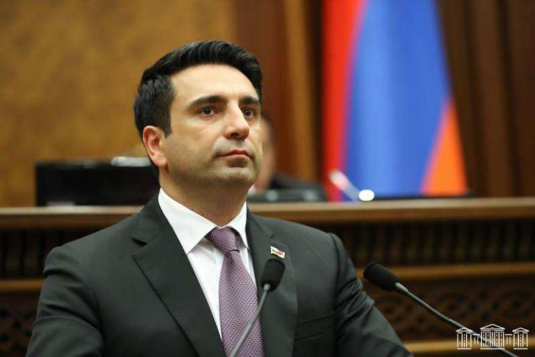  Հայաստանը և Ադրբեջանն ապրելու են խաղաղ, առևտուր են անելու իրար հետ, մեր շուկաներում հայտնվելու են ադրբեջանական ապրանքներ, իսկ իրենց շուկաներում՝ հայկական, ինչպես եղել է նախկինում: Հայերը և ադրբեջանցիներն ապրելու են կողք կողքի: Մերվեք սրա հետ: 