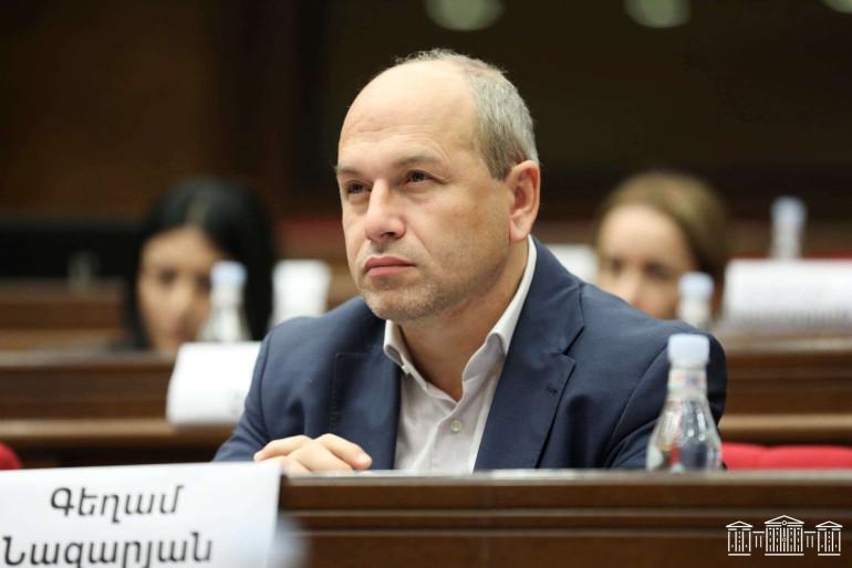 «Երբ աշխարհից պահանջում ենք, որպեսզի դատապարտեն Ցեղասպանությունը, այդ նույն աշխարհը եթե մի քիչ ցինիկ ու դաժան լինի, կասի՝ հայ ժողովուրդ, բայց կարծես, թե դու դեռ չես ընկալել, թե ինչ է Ցեղասպանությունը, եթե ընկալեիր, չէիր պարի այն երաժշտության տակ, որտեղ ասվում է՝ ասկյարները կույս աղջիկներին բռնի տարան։ Մենք պարո՞ւմ ենք, չէ՞։ Ես մեկ անգամ մեկ առիթով ասացի, որ ազգային հիշողությունը ջնջել պետք չէ, բայց, եկեք   գտնենք, թե ինչ է ազգային հիշողությունը։ Եկեք փորձենք սկզբից կրթվել, իմանալու համար, թե ի՞նչ է Ցեղասպան