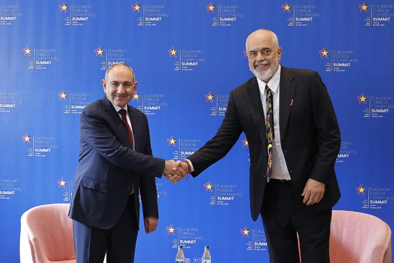 Վարչապետ Նիկոլ Փաշինյանն աշխատանքային այցով ժամանել է Ալբանիա` մասնակցելու Եվրոպական քաղաքական համայնքի 6-րդ գագաթնաժողովին: Այս մասին տեղեկացնում է վարչապետի կայքը:   Այցը մեկնարկել է Հայաստանի և Ալբանիայի վարչապետներ Նիկոլ Փաշինյանի և Էդի Ռամայի հանդիպմամբ:  Ալբանիայի վարչապետ Էդի Ռաման ողջունել է ՀՀ վարչապետի այցը Տիրանա և նշել, որ չնայած նրան, որ այցը միջազգային գագաթնաժողովի շրջանակում է` այսօրվա հանդիպումը կնպաստի երկու երկրների միջև հարաբերությունների հետագա զարգացմանն ու համագործակցության հեռանկարայ