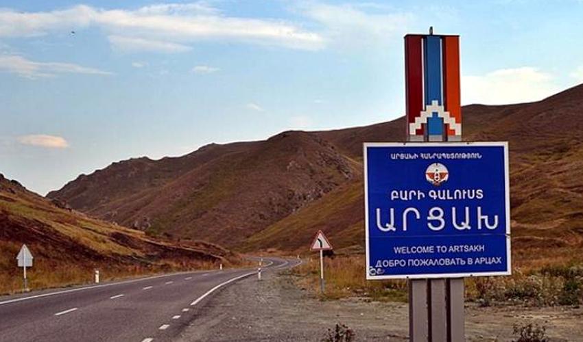 Ազնիվ չէ, երբ ոմանք պնդում են, թե Ռուսաստանն է Ադրբեջանին հանձնել Ղարաբաղը, փաստերը հակառակն են ասում. այս մասին Հայ-ռուսական համալսարանում ելույթի ժամանակ ասել է ՌԴ ԱԳ նախարար Սերգեյ Լավրովը:  «Մենք այդ մասին տեղեկացել ենք ԶԼՄ-ներից», - ասել է Լավրովը՝ նկատի ունենալով 2022-ի հոկտեմբերին Պրահայում ՀՀ վարչապետ Նիկոլ Փաշինյանի՝ Լեռնային Ղարաբաղն Ադրբեջանի կազմում պաշտոնապես ճանաչելն ու Ալմա Աթայի հռչակագրի վրա հիմնվելը: