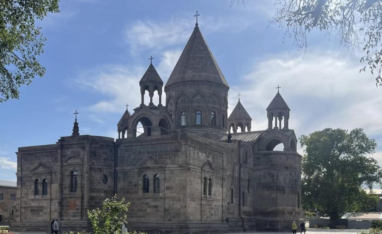 Ինչպես երկրի վարչապետի, այնպես և իշխանության տարբեր ներկայացուցիչների հռետորաբանությունից ակնհայտ է, որ ծրագրավորված այս գործողությունը իշխող ուժի եկեղեցահալած քաղաքականության հերթական դրսևորումն է։ Երբեք հնարավոր չէր պատկերացնել, որ հայրենի իշխանություններն ունակ են նման դավադիր հարված հասցնելու հայոց հնագույն ազգային հաստատությանը՝ Հայաստանյայց Առաքելական Սուրբ Եկեղեցուն այնպես, ինչպես նույնիսկ չեն վարվել ժամանակի օտար տիրապետողներ։  Կոչ ենք անում մեր ժողովրդի զավակներին շարունակելու նույն նախանձախնդրությ