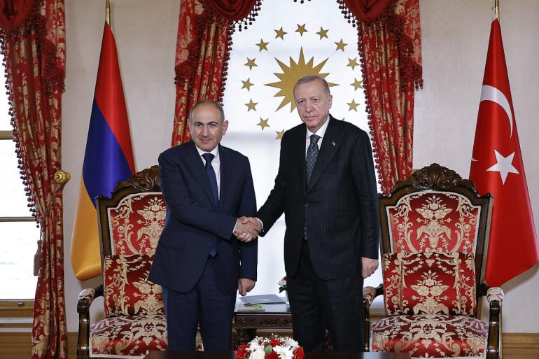 Հանդիպման ընթացքում կողմերը քննարկել են Հայաստան-Թուրքիա հարաբերությունների կարգավորման ընթացքը, ընդգծել կառուցողական երկխոսության շարունակականության և կոնկրետ արդյունքների հասնելու կարևորությունը։ Զրուցակիցներն անդրադարձել են նաև տարածաշրջանային իրադարձություններին և այդ համատեքստում երկկողմ համագործակցության հնարավոր ուղղություններին։
