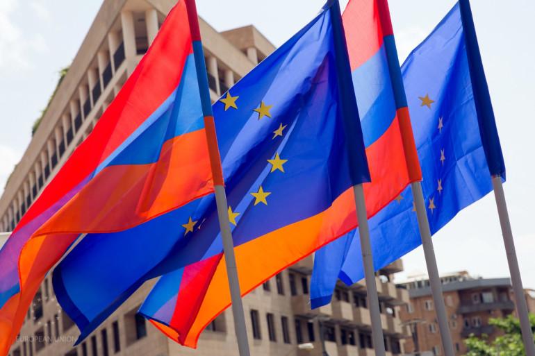 Շատ մեծ հարց է՝ Հայաստանին, առհասարակ, սպասո՞ւմ են ԵՄ-ում, թե՞ բացառապես դիտարկում որպես ներկա փուլում հարմար աշխարհաքաղաքական գործիք. այս մասին ճեպազրույցում ասել է ՌԴ ԱԳՆ պաշտոնական ներկայացուցիչ Մարիա Զախարովան:  Նա կրկնել է, որ Հայաստանի հավանական անդամակցումը ԵՄ-ին անհամատեղելի է ԵԱՏՄ-ին անդամակցության հետ:  «ԵԱՏՄ-ին անդամակցելու օգուտները հայ ժողովրդի համար անվիճելի և ակնհայտ են և անհամեմատելի Բրյուսելի անհիմն խոստումների հետ: ԵԱՏՄ-ից ստացվող օգուտը կոնկրետ թվերով և փաստերով է, իսկ թե ում և ինչպես է Բ