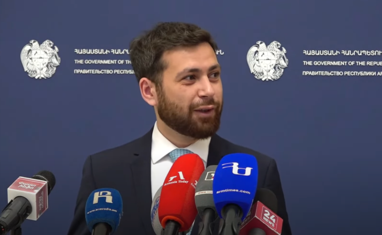 Աշխարհում կան հազարավոր, տասնյակ հազարավոր քաղաքներ։ Դրանցից յուրաքանչյուրում Հայաստանը պատրաստ է կնքել Ադրբեջանի հետ հարաբերությունների կարգավորման փաստաթուղթը, մեզ համար առաջնային է փաստաթղթի կնքման գործընթացը: Այս մասին լրագրողներին ասել է ՀՀ փոխարտգործնախարար Վահան Կոստանյանը։