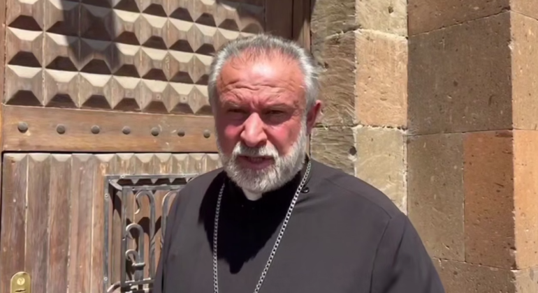 Ո՞ւր է մեր ժողովուրդը, ո՞ւր է քրիստոնյա ժողովուրդը: Այս մասին լրագրողների հետ զրույցում ասել է Եռաբլուրի Սրբոց Նահատակաց եկեղեցու հոգևոր հովիվ Տեր Հովհաննեսը:  «Ինչո՞ւ չեն ձերբակալում նրանց, ովքեր 100-ից ավելի եկեղեցի ու վանք նվիրեցին կամ ծախեցին թշնամուն»,- նշել է նա: