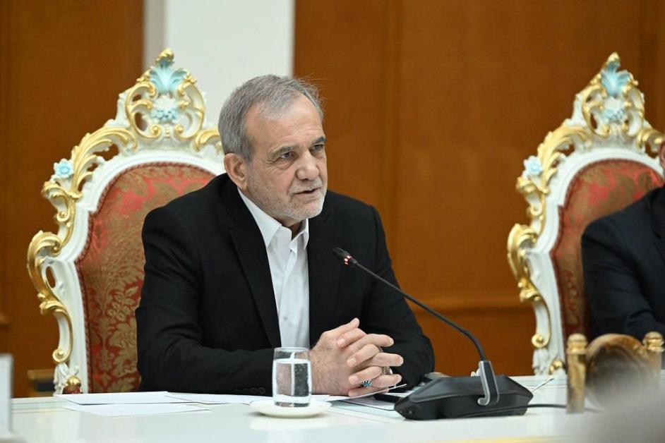 «Մենք միշտ ձգտել ենք կամուրջներ կառուցել այլ ազգերի հետ, այլ ոչ թե պատեր։ Մենք խաղաղության կողմնակիցներ ենք, պատերազմի թշնամիներ և միևնույն ժամանակ վճռական ենք Իրանի սահմանները, անվտանգությունը և ժողովրդին պաշտպանելու հարցում», – հավելել է Իրանի նախագահը։
