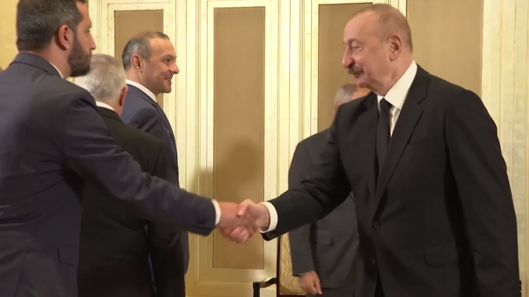 ՀՅԴ-ի դեմ հարձակումների ֆոնին հայաստանյան կառավարչի ու Ալիևի պատվիրակությունների տեսանյութն աչքովս ընկավ: Այս մասին Ֆեյսբուքի իր էջում գրել է ԱԺ «Պատիվ ունեմ» խմբակցության քարտուղար Տիգրան Աբրահամյանը:   «Սրանց ջերմությունից զգացվում է, որ այս պատմության մեջ մենակ մենք ենք իրենց խանգարում` սիրառատ շփվելու և համատեղ կյանք կառուցելու տեսանկյունից:  Հատկապես աչք ծակող էր ԱԽ քարտուղար Արմեն Գրիգորյանի ժպտերես դեմքը, ով հայրենի Մարտունին բարեհաջող ադրբեջանցիներին հանձնելուց հետո ինքնագոհ վայելում է «վաստակած» պա