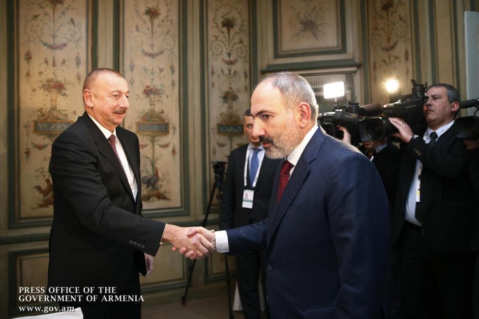 «Կոմերսանտի» բարձրաստիճան դիվանագիտական աղբյուրը հաստատել է ՀՀ վարչապետ Նիկոլ Փաշինյանի և Ադրբեջանի նախագահ Իլհամ Ալիևի ԱՄՆ չհայտարարված այցերի նախապատրաստական աշխատանքները, որոնք երկու երկրներում էլ գաղտնի են պահվում, բայց արդեն քննարկվում են Վաշինգտոնում: Պատրաստվող փաստաթուղթը խաղաղության պայմանագիր չէ, բայց Սպիտակ տանը դրա ստորագրման փաստն ինքնին թույլ կտա Դոնալդ Թրամփին կրկին հանդես գալ որպես խաղաղարար՝ այս անգամ Հարավային Կովկասում: Մոսկվայի հետ հարաբերություններում ճգնաժամ ապրող Երևանն ու Բաքուն ցուց
