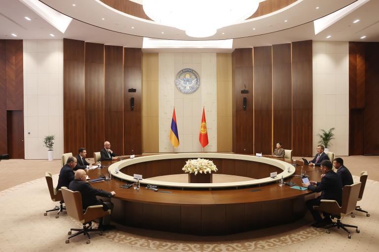 Պաշտոնական այցով Ղրղզստանում գտնվող ՀՀ ԱԺ նախագահ Ալեն Սիմոնյանը հանդիպել է Ղրղզստանի նախագահ Սադիր Ժապարովի հետ:  Անդրադառնալով Հայաստանի և Ադրբեջանի միջև խաղաղության հաստատման գործընթացին` Սադիր Ժապարովը ողջունել է Վաշինգտոնում տեղի ունեցած հանդիպումը և դրա արդյունքում ընդունված հռչակագիրն ու նախաստորագրված խաղաղության համաձայնագիրը:  Ալեն Սիմոնյանը Ղրղզստանի նախագահի ուշադրությունն է հրավիրել  Ադրբեջանում գտնվող գերիների և ապօրինի պահվող անձանց խնդրին` նշելով, որ այն պահանջում է հրատապ լուծում:  Զրուցակի