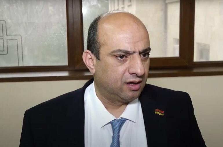 Մենք հիմա խաղաղության պայմաններում ենք ապրում, ես հավատում եմ ստրոգրված պայմանագրին, այն նախաստորագրված է, պետք է գնալ ստորագրման ճանապարհով։ Այս մասին այսօր լրագրողների հետ զրույցում ասել է ՔՊ պատգամավոր Վահե Ղալումյանը։ Վերջինս նշեց, որ պետք է փակել հարևանների հետ թշնամության էջը և սկսել շփումը։  «Ճանապարհների ապաշրջափակման և խաղաղության պայմանագրի կնքման հիմքը հենց առևտուրը, շփումն է։ Մեր պետությունը տասնյակ տարիներ մեկուսացված առանց ճանապարհների, մի կերպ հարատևել ենք, և հիմա հնարավորություն կա, որ մենք 