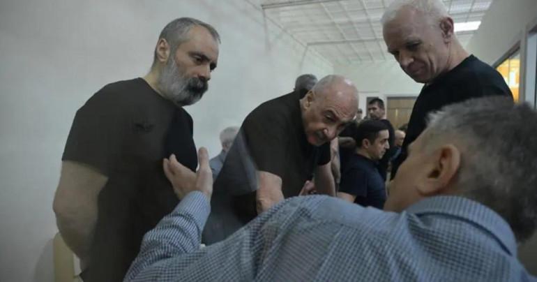 Բաքվում շարունակվում է ապօրինաբար պահվող Արցախի ռազմաքաղաքական ղեկավարության դեմ դատական ֆարսը։  Գեներալ-մայոր Դավիթ Մանուկյանը և Արցախի ԱԳ նախկին նախարար Դավիթ Բաբայանը միջնորդել են որպես վկա կանչել Նիկոլ Փաշինյանին և Արարատ Միրզոյանին, ինչպես նաև ԵԱՀԿ դեսպան Անջեյ Կասպշիկին։ Դավիթ Բաբայանն առաջարկել է դատի տալ ԵԱՀԿ Մինսկի խմբի համանախագահներին, մասնավորապես դեսպան Անջեյ Կասպշիկին, ինչպես նաև Հայաստանի արտգործնախարար Արարատ Միրզոյանին:  Արցախի խորհրդարանի նախկին խոսնակ Դավիթ Իշխանյանն իր հերթին միջնորդել է