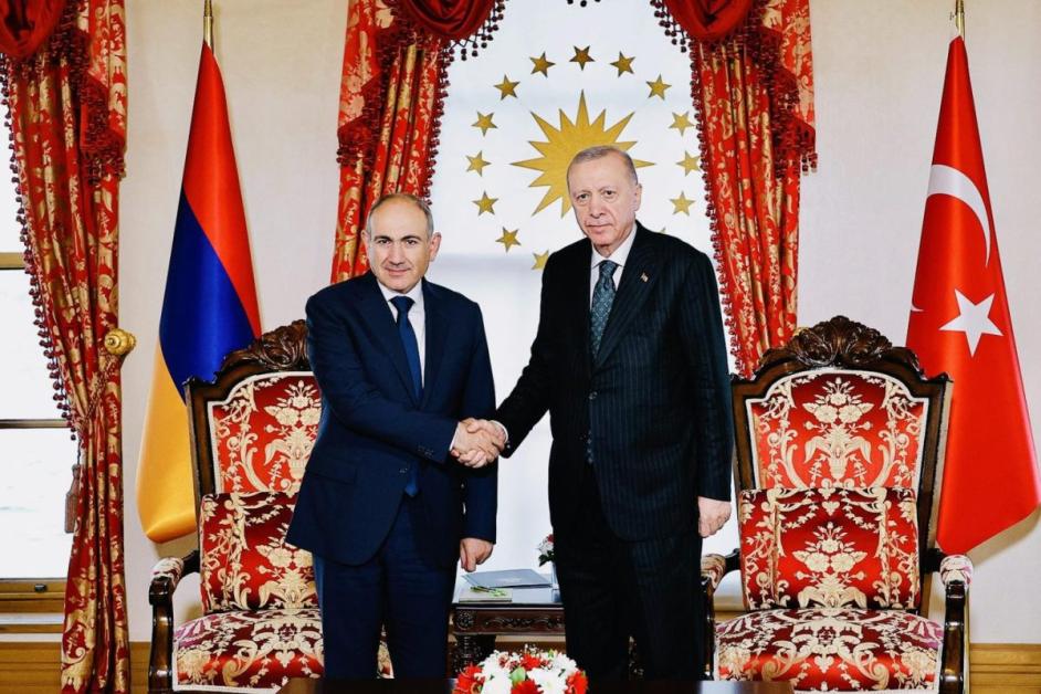 Առաջին լուսանկարում Թուրքիայի Հանրապետության նախագահի զինանշանն է (Türkiye Cumhurbaşkanlığı Forsu)։ Դրա վրայի 16 փոքր աստղերը ներկայացնում են թյուրքական ցեղերի կողմից պատմական տարբեր շրջափուլերում և տարածքներում ստեղծված պետական միավորները։ Դրանց շարքում է, օրինակ, Օսմանյան կայսրության խորհրդանիշը։ Այն նույն պետության, որը ոչ միայն գրավել է նաև այսօրվա Հայաստանի մի մասը, այլև կազմակերպել է Հայոց ցեղասպանությունը, Համիդյան ջարդերը, Ադանայի կոտորածը և այլն։ Այս մասին ֆեյսբուքյան իր էջում գրել է թյուրքագետ Վար