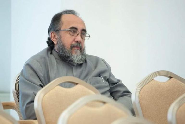 Բոլոր նիստերի ժամանակ ինձ քննարկել կարելի է, բայց իմ կողմից Ձեզ քննարկել չի՞ կարելի, ի՞նչ անհավասար պայմաններ են. դատական նիստի ժամանակ իր եզրափակիչ խոսքում, դիմելով դատավորին, ասաց Շիրակի թեմի առաջնորդ Միքայել Սրբազանը:  «Դուք ինձ հանցագործ եք համարում, ես իրավունք չունե՞մ Ձեզ համարժեք պատասխան տալու: Ինչո՞ւ, չագուչն էլ է ձեր ձեռքին, մուրճն էլ, իմը միայն խոսքն է։ Դուք ինձ հանցագործ եք ներկայացնում, և ես իրավունք չունե՞մ ասելու, որ հանցագործը դուք եք», - ասաց Միքայել Սրբազանը:  Նշենք, որ դատավոր Արմինե Մելի