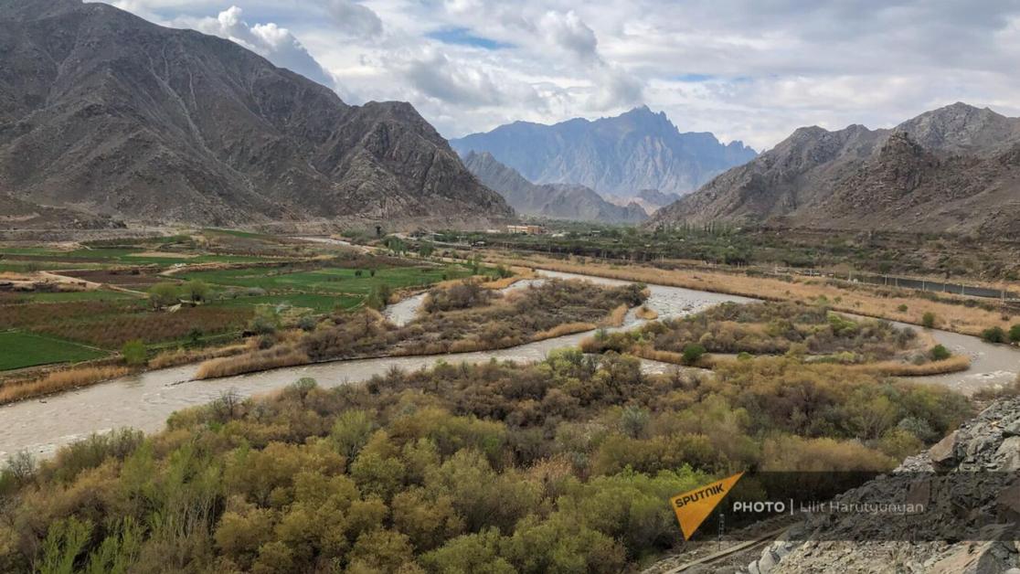 Ալիևը կրկին վերադարձել է իր հին բառապաշարին։ Այս մասին գրել է քաղաքագետ Սուրեն Սուրենյանցը:   «Այսօր, Ասիայում փոխգործակցության և վստահության կառուցման միջոցների համաժողովում, նա հայտարարել է․    «Ադրբեջանը դառնում է Եվրասիայի կարևորագույն տրանսպորտային-լոգիստիկ հանգույցներից մեկը։ Չեմ կասկածում, որ «Զանգեզուրի միջանցքը»՝ որպես Միջին միջանցքի ուղղություններից մեկը, մոտ ապագայում մայրցամաքներն իրար կապող կարևոր տրանսպորտային արտերիա կդառնա»։   Սա շարունակությունն է այն ուղերձի, որ Ալիևը հնչեցրեց ՇՀԿ գագաթնաժ