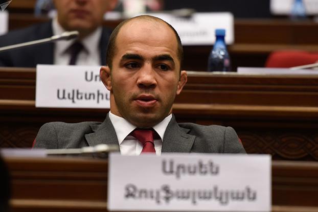 Կարծում եմ, շատերն են տեղյակ՝ ըմբշամարտի աշխարհի առաջնությունն է: Շնորհավորում եմ հնագույն մարզաձևի երկրպագուներին գեղեցիկ սպորտային տոնի կապակցությամբ և Հայաստանին՝ նվաճված մեդալների առիթով:   Տեղեկացա, որ ՀՀ-ում իրեն սպառած, բայց դեռևս վարչապետ հանդիսացող պաթոլոգիկ սուտասանը, որը վաղուց պետք է վերացած լիներ հանրային դաշտից, հերթական անգամ զառանցել է: Այս մասին գրել է ԱԺ նախկին պատգամավոր Արսեն Ջուլֆալակյանը։  «Տուրք չտալով այս ոչնչության առաջացրած զզվանքին` կարճ կասեմ։  Երբ հայրս ու ես օլիմպիական ու աշխար
