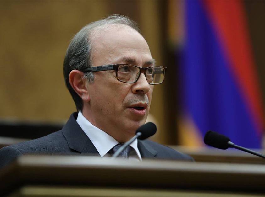 րա Այվազյանի կարծիքով` Հայաստանի իշխանությունները հաշվի չեն առնում գլխավորը` ո՛չ ժողովրդավարացումը, ո՛չ խաղաղ հռետորաբանությունը, ո՛չ էլ նույնիսկ իրավական զիջումները չեն ապահովում անվտանգությունն այնպիսի աշխարհում, որտեղ օրենքի փոխարեն իշխում է ուժը։ ԵՐԵՎԱՆ, 16 սեպտեմբերի – Sputnik. Համաշխարհային համակարգը խորը փոփոխությունների փուլում է և այլևս չեն գործում ո՛չ Վեստֆալյան համակարգը, ո՛չ 19-րդ դարի ուժերի հավասարակշռությունը, ո՛չ Սառը պատերազմի գաղափարախոսությունը, ո՛չ էլ լիբերալ կարգը։ «Այլընտրանքային նախագ