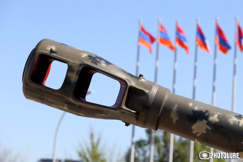 Կառավարությունն այսօր՝ սեպտեմբերի 25–ի իր կառավարության նիստում հավանություն տվեց 2026 թվականի պետական բյուջեի նախագծին։  Փաստաթղթից տեղեկանում ենք, որ հաջորդ տարվա բյուջեում պաշտպանական ծախսերը նվազել են։ Եթե այս տարի պաշտպանական ծախսերի համար հատկացվել է 664.6 մլրդ դրամ, ապա 2026–ին այդ գումարը կկազմի 563․1 մլրդ դրամ։  Նվազումը կազմում է 101.5 մլրդ դրամ։  Հիշեցնենք, որ ավելի վաղ վարչապետ Նիկոլ Փաշինյանը հայտարարել էր, որ հնարավոր է՝ 2026 թվականի բյուջեում ծախսերի Էական աճ կամ պաշտպանական ծախսերի աճ ընդհան