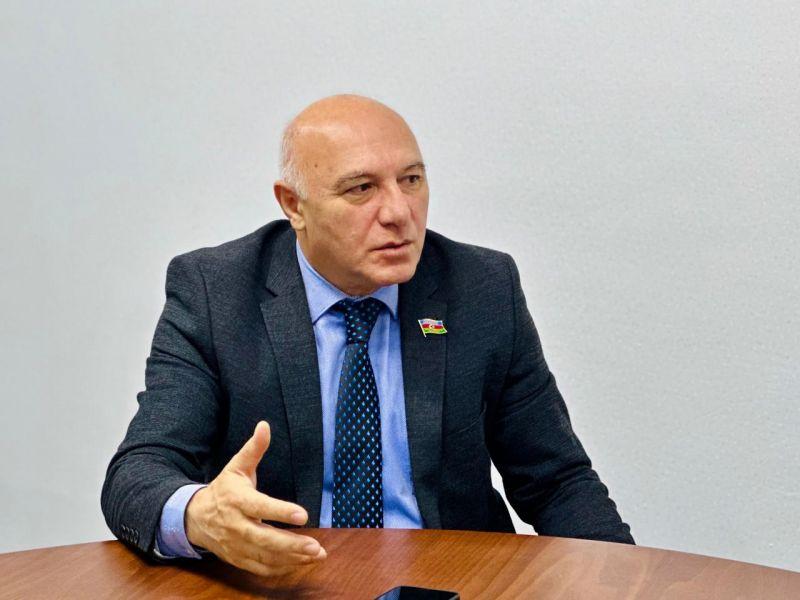 Մինչ օրս հայ հասարակությունը կառավարվել է արմատականների կողմից։ Նրանք ապրել են դատարկ երազանքների, հիվանդ մտածողության, նոր տարածքների ձեռքբերման և «ծովից ծով Հայաստանի» վրա կառուցված պետականության երազանքով և տեսել են դրա դառը հետևանքները։ Եթե նրանք ցանկանան այսպես շարունակել, ապա կբախվեն ավելի մեծ ողբերգությունների։ Ընդհանուր առմամբ, Հայաստան կոչվող պետության գոյությունը կարող է կասկածի տակ դրվել...», սա ասում է ադրբեջանցի պատգամավոր Արզուխան Ալիզադեն՝ հավելելով, որ եթե Ադրբեջանի կողմից պարտադրվող սահմանա