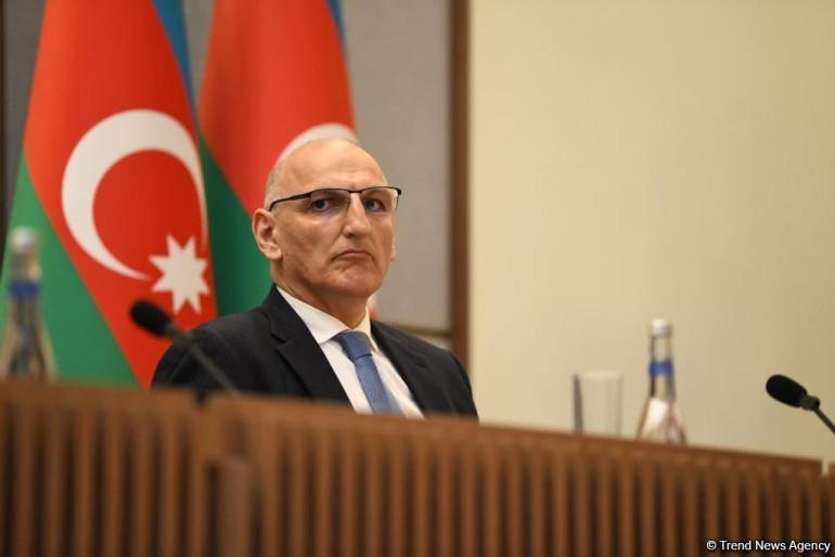 Օգոստոսի 8-ին Վաշինգտոնում նախաստորագրվեց Ադրբեջանի և Հայաստանի միջև խաղաղության համաձայնագիրը, որը կարևոր քայլ է երկու երկրների միջև հարաբերությունների կարգավորման ուղղությամբ։  Այս մասին հայտարարել է Ադրբեջանի նախագահի հատուկ հանձնարարությունների գծով ներկայացուցիչ Էլչին Ամիրբեկովը:  «Սակայն կարևոր է նշել, որ այս փուլում մենք խոսում ենք միայն նախաստորագրման և ոչ թե վերջնական ստորագրման մասին։ Խաղաղության համաձայնագրի ստորագրման և իրականացման համար հայկական կողմը պետք է կոնկրետ քայլեր ձեռնարկի։ Մասնավորապե