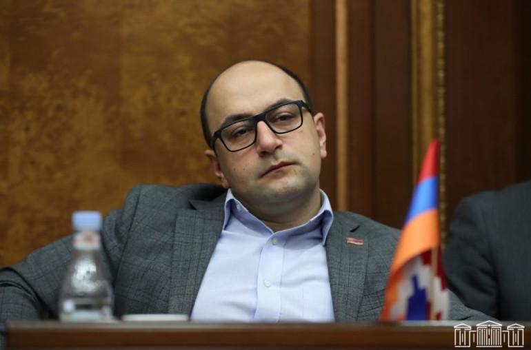 «Ես հարցեր չունեմ Նիկոլ Փաշինյանին՝ թողնելով դա քննչական մարմիններին ապագայում, սակայն, օգտվելով այն փաստից, որ այս շաբաթ ԵԽԽՎ-ում Հայաստանն ուշադրության կենտրոնում է, ցանկանում եմ դիմել Ձեզ, պարոն նախագահ, գլխավոր քարտուղարին և անդամ երկրներից ներկայացուցիչներին: Խնդրում եմ հանձնարարել Բաքվում Ձեր դեսպաններին այցելել ադրբեջանական բանտերում պահվող հայ գերիներին։ Այս մասին գրել է «Պատիվ ունեմ» խմբակցության ղեկավար Հայկ Մամիջանյանը:   «Կարմիր խաչի գրասենյակի փակվելուց ի վեր մենք և նրանց հարազատները որևէ տեղեկ