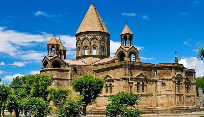 Մայր աթոռը դատապարտում է Միքայել արքեպիսկոպոս Աջապահյանի նկատմամբ դատարանի այսօրվա վերդիկտը և զգուշացնում, որ օրենքով սահմանված բոլոր հնարավորություններն օգտագործելու է՝ հասնելու արքեպիսկոպոսի հանդեպ արդարության վերականգնմանը: Այդ մասին այսօր հայտարարություն է տարածել Մայր աթոռի տեղեկատվական համակարգը։ «Միքայել արքեպիսկոպոս Աջապահյանին ակնհայտ շինծու մեղադրանքներով մեղավոր ճանաչելու դատարանի այսօրվա վերդիկտը լրջագույն հարված հասցրեց Հայաստանում արդարադատությանը և արդարադատության մարմինների հեղինակությանը: Ե