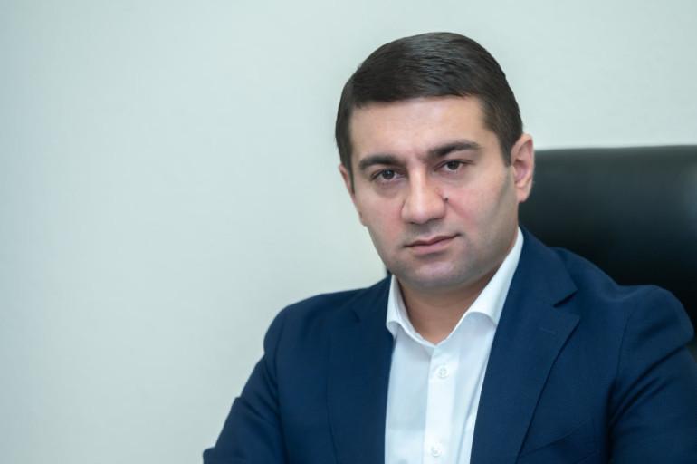 Մի կողմից անշեղորեն կատարում են Թուրքիայի ներդրած պլանը, հաջորդ կողմից ընտրական առաջարկ-վաճառք են անում ժողովրդին, ասում են՝ տեսեք, Ձեր զավակները պետք է մեկ ու կես տարի ծառայեն: Այս մասին ասել է «Հայաստանը ես եմ» նախաձեռնության ղեկավար Նաիրի Սարգսյանը:  «Պետք է ստեղծել Հայաստանում պրոֆեսիոնալ բանակ, որի հիմքերը կա, որի ներուժը կա և այդ 18-20 տարեկան երեխաները պետք է ծառայեն ըստ մասնագիտությունների, ոչ թե բոլորը պարտավորված գնան առաջնագծում սահման պահեն:  Այսինքն՝ այս մարդը շարունակում է քանդել, շարունակում 