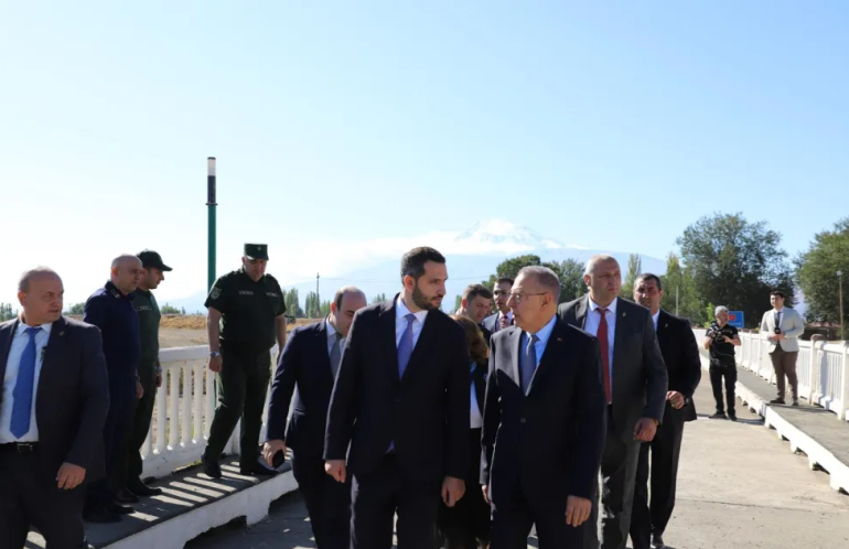 սահմանների բացումը կարող է որոշակի քաղաքական ու հոգեբանական նշանակություն ունենալ, սակայն տնտեսական առումով այն պարունակում է ոչ թե հնարավորությունների դաշտ, այլ՝ խոցելիության և կախվածության ռիսկեր։ Ե