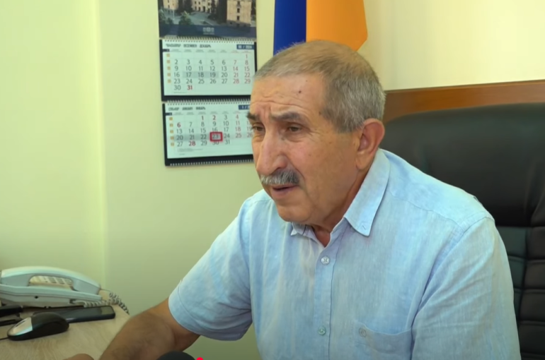 Ասում ենք՝ չունենք Ադրբեջանի հետ տարածքային պահանջներ, բայց մեր Սահմանադրության մեջ գրած է՝ ունենք, հիմի չպիտի՞ Սահմանադրությունը բերենք այն տեքստին, որ համապատասխանի իրականությանը: Այս մասին 24News-ի հետ զրույցում հայտարարել է ՔՊ-ական պատգամավոր Գագիկ Մելքոնյանը:  Մելքոնյանը նշել է, որ իրենք դեռ 2018 թվականից են ուզել սահմանադրական փոփոխություններ անել, սակայն 2018-ից հետո եկավ պատերազմ, հետո մեր սահմաններ մտնելը, էսկալացիա ու տարբեր բաներ տեղի ունեցան, այդ ընթացքում էլ էր հանձնաժողովն աշխատում Սահմանադրու