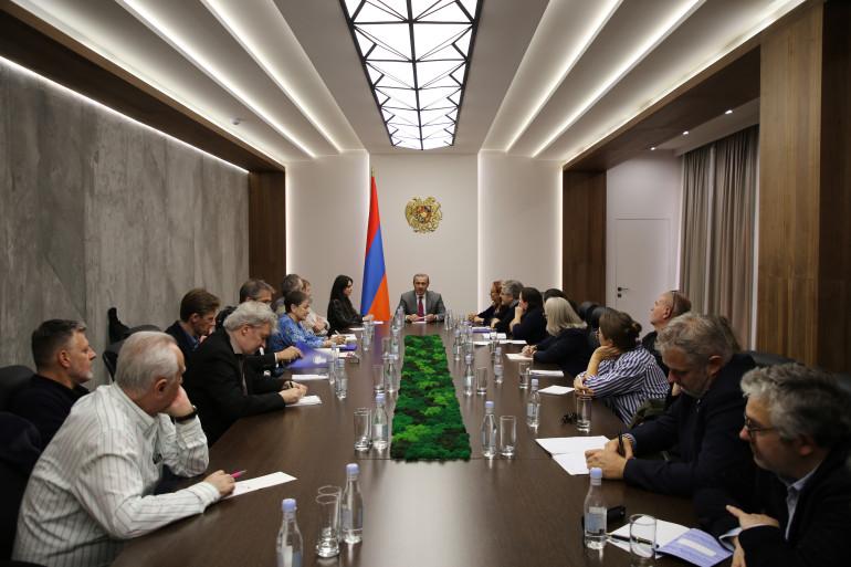 Հոկտեմբերի 29-ին ՀՀ ԱԽ քարտուղար Արմեն Գրիգորյանը հանդիպել է միջազգային հեղինակավոր լրատվամիջոցների ներկայացուցիչների և մտակենտրոնների հետազոտող-փորձագետների հետ, հայտնում են ԱԽ գրասենյակից։  ԱԽ քարտուղարը հանդիպման առաջին մասում ներկայացրել է Հայաստանի Հանրապետության շուրջ ստեղծված անվտանգային իրավիճակը, օգոստոսի 8-ին Վաշինգտոնում Հայաստանի և Ադրբեջանի միջև ձեռքբերված համաձայնությունները, ինչպես նաև անդրադարձ է կատարել «Թրամփի ուղի՝ հանուն միջազգային խաղաղության և բարգավաճման» (TRIPP) հաղորդակցության ծրագր