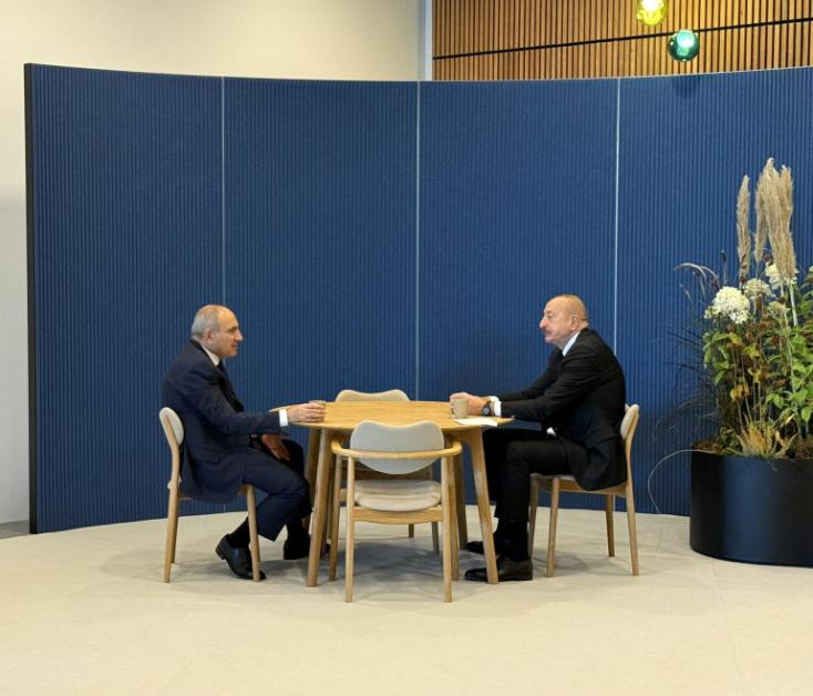 ԱՊՀ գլխավոր քարտուղար Սերգեյ Լեբեդևը հայտնել է, որ Դուշանբեում ընթացող ԱՊՀ գագաթնաժողովի շրջանակներում Ադրբեջանի նախագահ Իլհամ Ալիևը և Հայաստանի վարչապետ Նիկոլ Փաշինյանը ջերմ զրույց են ունեցել, որի ընթացքում քննարկել են տարածաշրջանում խաղաղության և անվտանգության ամրապնդման ուղղությամբ հետագա առաջընթացը։ Այս մասին փոխանցում է ՌԻԱ «Նովոստին»:  «Եվ ոչ միայն եղանակը, այլև Դուշանբեում տիրող իրավիճակը՝ գեղեցիկ, տոնական, նպաստեց նրան, որ շատ հանդիպումներ և քննարկումներ դրական արդյունքների հանգեցրին։  Դուք ինքներդ 