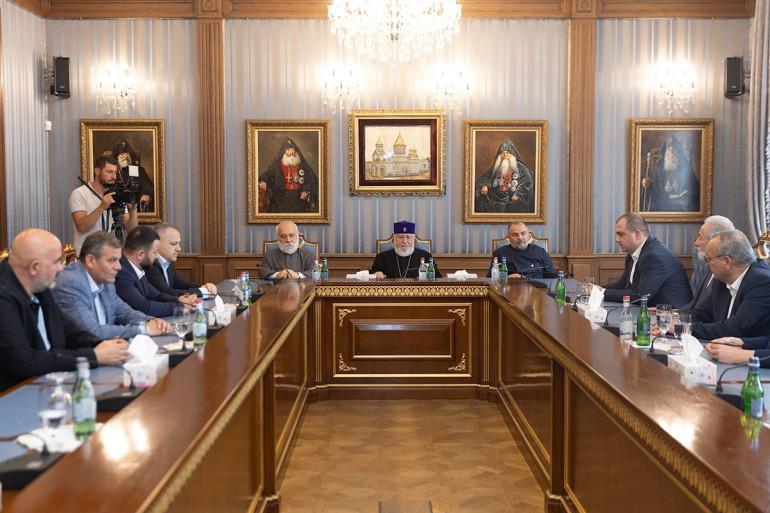 Հոկտեմբերի 8-ին Ն.Ս.Օ.Տ.Տ. Գարեգին Երկրորդ Ծայրագույն Պատրիարք և Ամենայն Հայոց Կաթողիկոսը Մայր Աթոռ Սուրբ Էջմիածնում ընդունեց Արցախի պետական այրերին և քաղաքական ուժերի ներկայացուցիչներին՝ գլխավորությամբ Արցախի նախագահի պաշտոնակատար Աշոտ Դանիելյանի և Արցախի թեմի առաջնորդ Գերաշնորհ Տ. Վրթանես եպիսկոպոս Աբրահամյանի։ Այս մասին հայտնում են Մայր Աթոռի տեղեկատվական համակարգից:  Հանդիպմանը Ամենայն Հայոց Կաթողիկոսը և Արցախի պետական այրերը քննարկեցին հայրենազրկված արցախցիների առջև ծառացած մարտահրավերների հաղթահարմանը