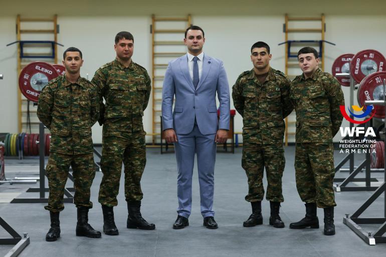 Հայաստանի հավաքականը կմասնակցի Իրանում կայանալիք ծանրամարտի զինվորականների առաջին մրցաշարին: Այս մասին հայտնում են ֆեդերացիայից:   Մեր թիմի կազմում կլինեն` 60 կգ` Կառլեն Դավթյանը, 65 կգ` Ժորա Գրիգորյանը, 71 կգ`Հովհաննես Հովհաննիսյանն ու 94 կգ` Հովհաննես Ղահրամանյանը: Հավաքականի մարզիչ` Երվանդ Կիրակոսյան, պատվիրակությունը կղեկավարի Հայաստանի ծանրամարտի ֆեդերացիայի գլխավոր քարտուղար Սամվել Գասպարյանը:  Ծանրամարտի զինվորականների առաջին մրցաշարը կանցկացվի Իրանի Բաբոլսար քաղաքում` նոյեմբերի 1-6-ը: