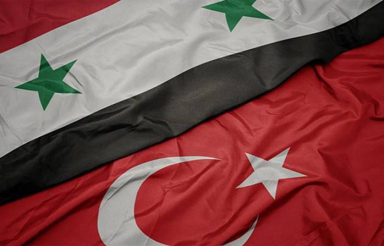 Թուրքիայի պաշտպանության նախարարությունը հայտարարել է, որ Սիրիայի բանակի ստորաբաժանումները սկսել են համատեղ ուսումնական պատրաստություն Թուրքիայի ռազմակայաններում և ուսումնավարժարաններում։ Այս մասին գրում է ermenihaber.am-ը:  Հայտարարության մեջ նշվում է, որ գործընթացը իրականացվում է երկու երկրների միջև ստորագրված «Համատեղ պատրաստության և խորհրդատվության» մասին հուշագրի շրջանակում։ Սիրիացի զինվորականները ներկայումս մասնակցում են Թուրքիայում անցկացվող տեսական և գործնական դասընթացներին։  Նախարարությունը նաև ընդգ