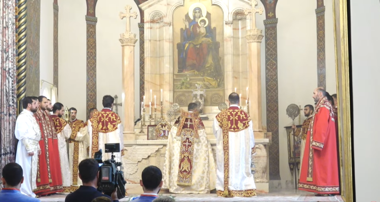 Այսօր Գյուտ Խաչի տոնին, Ն.Ս.Օ.Տ.Տ. Գարեգին Երկրորդ Ծայրագույն Պատրիարք և Ամենայն Հայոց Կաթողիկոսի օրհնությամբ Միածնաէջ Մայր Տաճարում տեղի է ունենում քահանայական ձեռնադրություն և օծում՝ ձեռամբ Սյունյաց թեմի առաջնորդ Գերաշնորհ Տ․ Մակար եպիսկոպոս Հակոբյանի։   Քահանայական կոչման կարժանանան եկեղեցական տարբեր կառույցներում սպասավորող Մայր Աթոռ Սուրբ Էջմիածնի միաբան վեց սարկավագներ: