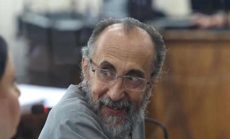 Մեղադրանքն այն է, որ նա զանգվածային լրատվամիջոցների, տեղեկատվական և հաղորդակցական տեխնոլոգիաների օգտագործմամբ իբր իշխանությունը զավթելուն և սահմանադրական կարգը բռնի տապալելուն ուղղված հրապարակային կոչեր է արել նախ՝ 2024 թվականի փետրվարի 3-ին, ապա նաև 2025 թվականի հունիսի 21-ին ԶԼՄ-ների ներկայացուցիչներին տված հարցազրույցների ժամանակ։ Նա հունիսի 28-ից կալանավորված էր։