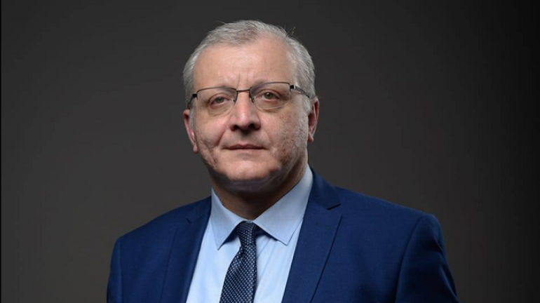 Սա այլևս Եկեղեցու մասին չէ․ սա պայքար է ազատության համար:  Այս մասին գրել է քաղաքագետ Սուրեն Սուրենյանցը:  «Այսօր Արագածոտնի թեմում տեղի ունեցող զարգացումները վաղուց դուրս են եկել իրավական գործընթացի սահմաններից։  Մենք գործ ունենք քաղաքական ճնշման հետ, որի նպատակը ոչ միայն Եկեղեցու չեզոքացումն է, այլև՝ ազատության սահմանափակումը և ավտորիտար համակարգի անշրջելիության ապահովումը։  Քննչական կոմիտեն հայտարարել է, որ քննվում է քրեական գործ՝ հավաքների ազատությանը խոչընդոտելու կամ քաղաքացիներին դրանց մասնակցելու հար