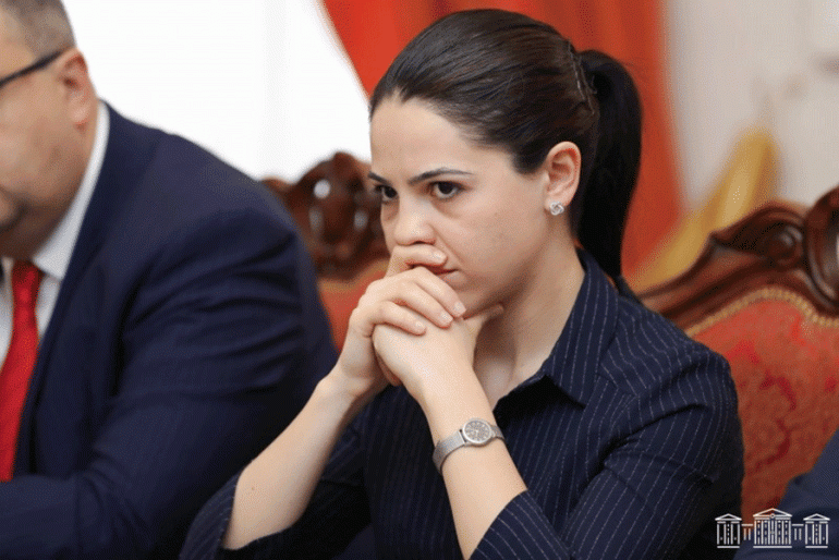 Այնպիսի տպավորություն է, կարծես Արցախի հակամարտությունը երկրի գերագույն գլխավոր «ստատուսագիր»/«բլոգերի» համար հակամարտություն է իր և ՀՀ նախկին ղեկավարության միջև։ Այս մասին գրել է ադրբեջանագետ Տաթև Հայրապետյանը:  «Մարդ, ով վերջերս խոստովանեց, որ մերժել է պատերազմի կանխման, թեկուզ և տեսական, հնարավորությունը, ով ժամանակին բղավում էր, որ «Արցախը Հայաստան է, և վերջ», ով 2018 թվականի մայիսի 8-ին վարչապետի պաշտոնում ընտրվելուց հետո առաջին այցով մեկնեց Արցախ և անգամ հայտարարեց, որ «ո՞վ ասեց՝ Արցախը գերտերություն 